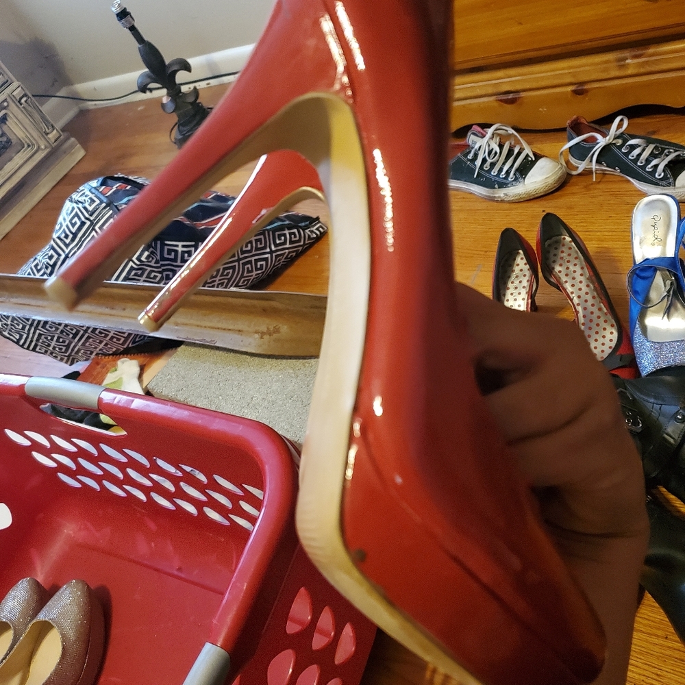 Red pumps - Picture 5 of 7